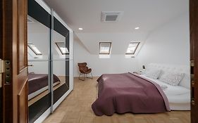 Dot 3 Bdr Apartment With Tyn Cathedral View & Ac